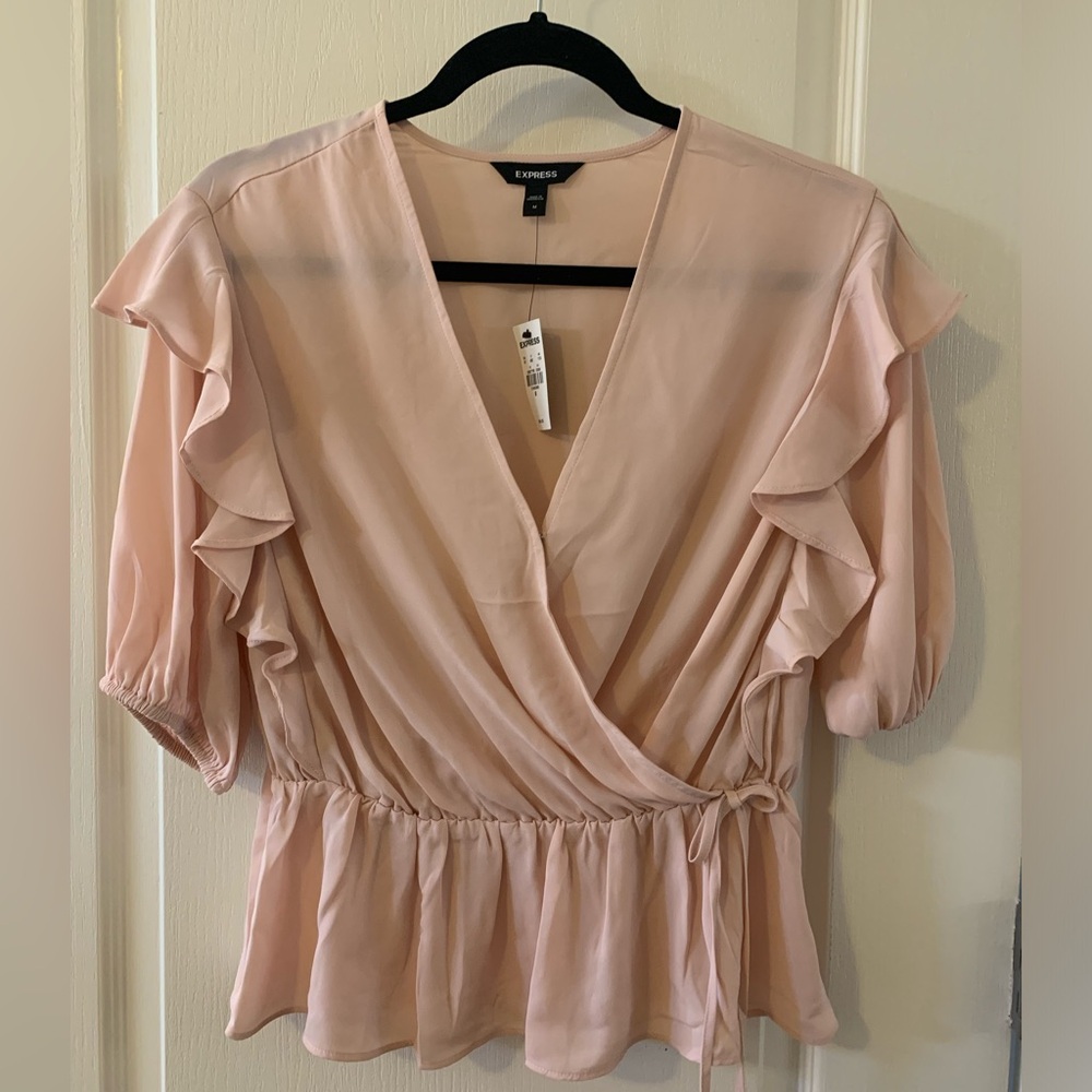 { EXPRESS } LIGHT PINK V-NECK TOP WITH RUFFLES